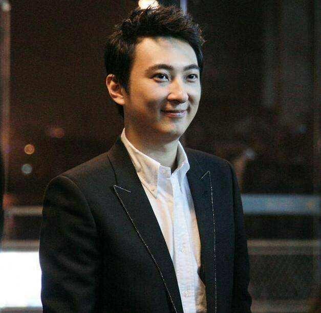 王思聪抱娃爆料者视频,育儿日常引发网友热议  第3张